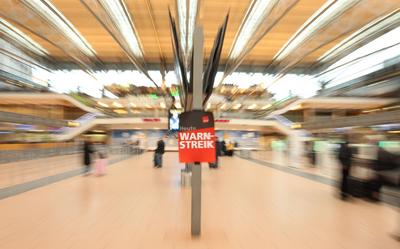 Im Terminal 1 vom Flughafen Hamburg (Hamburg Airport Helmut Schmidt) h?ngt ein Plakat der Vereinten Dienstleistungsgewer-stock-foto