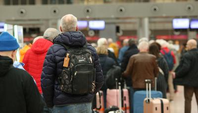 Lange Schlangen vor den Check-In-Schaltern im Terminal 1 vom Flughafen Hamburg (Hamburg Airport Helmut Schmidt) w?hrend-stock-foto