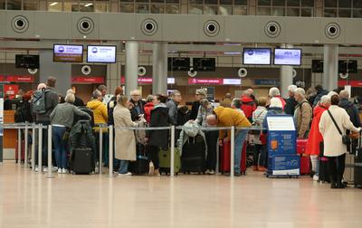 Lange Schlangen vor den Check-In-Schaltern im Terminal 1 vom Flughafen Hamburg (Hamburg Airport Helmut Schmidt) w?hrend-stock-foto