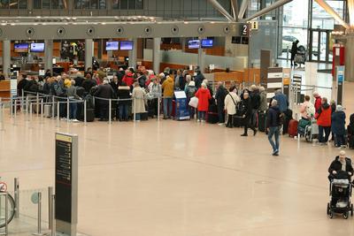 Lange Schlangen vor den Check-In-Schaltern im Terminal 1 vom Flughafen Hamburg (Hamburg Airport Helmut Schmidt) w?hrend-stock-foto