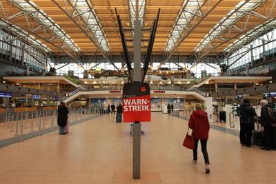 Im Terminal 2 vom Flughafen Hamburg (Hamburg Airport Helmut Schmidt) h?ngt ein Plakat der Vereinten Dienstleistungsgewer-stock-foto