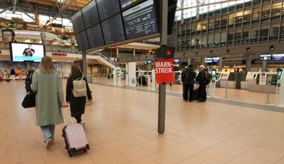 Im Terminal 2 vom Flughafen Hamburg (Hamburg Airport Helmut Schmidt) h?ngt ein Plakat der Vereinten Dienstleistungsgewer-stock-foto