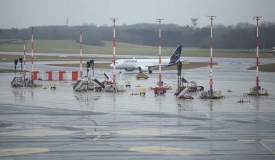 Eine Maschine der Lufthansa ist w?hrend des Warnstreiks von Teilen des Flughafenpersonals auf dem Flughafen in Hamburg g-stock-foto