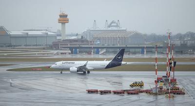 Eine Maschine der Lufthansa ist w?hrend des Warnstreiks von Teilen des Flughafenpersonals auf dem Flughafen in Hamburg g-stock-foto