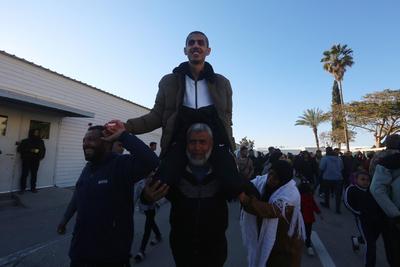 Palestinians prisoners are embraced by members of thier family at the European Hospital in Khan Yunis-stock-foto