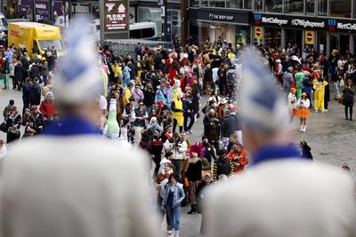 Weiberfastnacht in K?ln 2025-stock-foto