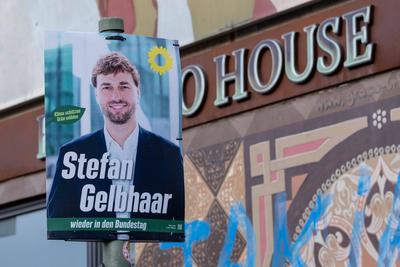 Wahlplakate der Partei B?ndnis90/Die Gr?nen mit Bundestagskandidaten Stefan Gelbhaar zur beworstehenden teilweisen Wiede-stock-foto