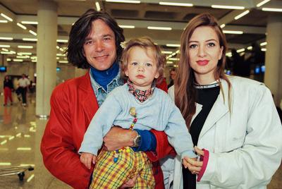 J?rgen Drews - Schlagers?nger J?rgen Drews mit Frau Ramona und Tochter Joelina am K?ln/Bonner Flughafen., K?ln Nordrhein-stock-foto