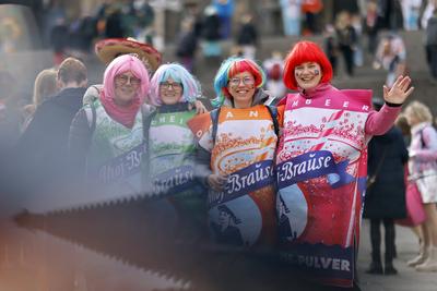 Weiberfastnacht in K?ln 2025-stock-foto