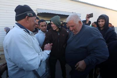 Palestinians prisoners are embraced by members of thier family at the European Hospital in Khan Yunis-stock-foto