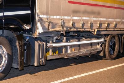 Schwerer Verkehrsunfall im Vogtland ? PKW kollidiert mit entgegenkommenden LKW-stock-foto