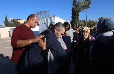 Palestinians prisoners are embraced by members of thier family at the European Hospital in Khan Yunis-stock-foto