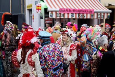 Weiberfastnacht in K?ln 2025-stock-foto