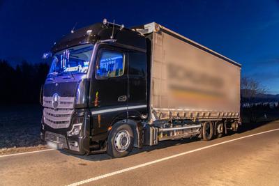 Schwerer Verkehrsunfall im Vogtland ? PKW kollidiert mit entgegenkommenden LKW-stock-foto
