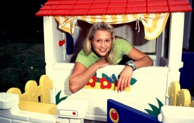 Bildnummer: 56859743  Datum: 01.10.1997  Copyright: imago/teutopressSinga G?tgens (TV-Moderatorin) 10/97 heu Frau TV Fernsehen Moderation blond langhaarig leger T-Shirt gr?n drau?en Spielzeug Puppenhaus Kinderhaus Haus aufst?tzend Fenster halb quer l?chelnd People Shooting x0x xsk 1997 quer  56859743 Date 01 10 1997 Copyright Imago  Singa G?tgens TV Presenter 10 97 Hay Woman TV Television Moderation blond long haied casual T Shirt Green outside Toys Dollhouse Childrenu0026#39;s house House aufst?tzend Window half horizontal smiling Celebrities Shooting x0x xSK 1997 horizontal-stock-foto