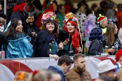 Weiberfastnacht in K?ln 2025-stock-foto
