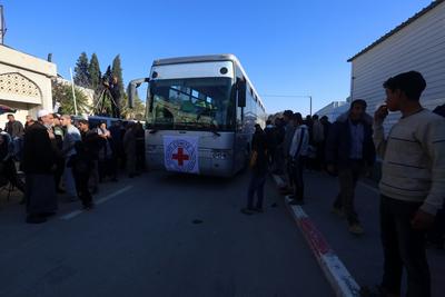 Palestinians prisoners are embraced by members of thier family at the European Hospital in Khan Yunis-stock-foto