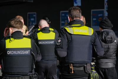 D?sseldorf 27.02.2025 Altweiber Fastnacht Altweiberfastnacht Karneval Ordnungsamt OSD Unterst?tzung der Polizei Streifen-stock-foto