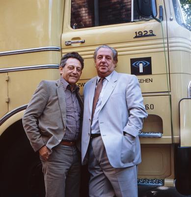 HANS ROSENTHAL, HEINZ ECKNER Hans Rosenthal und Heinz Eckner, im Bild vor einem LKW des ZDF-Senders, Deutschland, 1980.-stock-foto