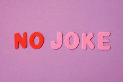 NO JOKE steht in Gro?buchstaben auf lila Untergrund *** No Joke is in Capital letters at purple Underground 1131600846-stock-photo