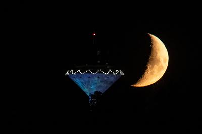 Der Mond ist als Sichel im Nachthimmel hinter dem beleuchteten Wasserturm zu sehen. Rottweil Baden-W?rttemberg Deutschla-stock-foto