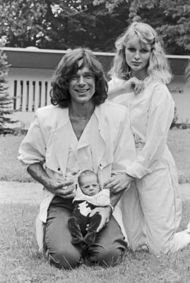J?rgen Drews J?rgen Drews, deutscher Schlagers?nger, mit Ehefrau Corinna und Baby Fabian, Deutschland um 1981. German sc-stock-foto