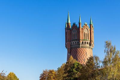 Blick auf den Wasserturm in der Hansestadt Rostock im Herbst. *** View at the Water tower in the Hanseatic city Rostock-stock-foto
