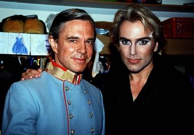 S?nger J?rgen Drews (li., GER) besucht Musicaldarsteller Uwe Kr?ger (GER/Musical Elisabeth) im Colosseum in Essen-stock-foto