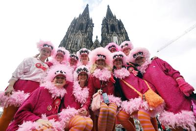 Weiberfastnacht in K?ln 2025-stock-foto
