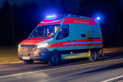 Schwerer Verkehrsunfall im Vogtland ? PKW kollidiert mit entgegenkommenden LKW-stock-foto
