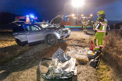 Schwerer Verkehrsunfall im Vogtland ? PKW kollidiert mit entgegenkommenden LKW-stock-foto