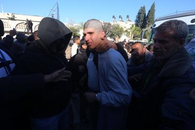 Palestinians prisoners are embraced by members of thier family at the European Hospital in Khan Yunis-stock-foto