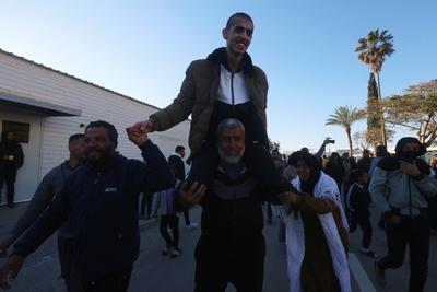 Palestinians prisoners are embraced by members of thier family at the European Hospital in Khan Yunis-stock-foto