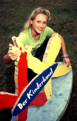 Bildnummer: 56859742  Datum: 01.10.1997  Copyright: imago/teutopressSinga G?tgens (TV-Moderatorin) 10/97 heu Frau TV Fernsehen Moderation blond langhaarig leger T-Shirt gr?n stehend drau?en Schild Logo Der Kinderkanal aufst?tzend halb hoch l?chelnd People Shooting x0x xsk 1997 hoch  56859742 Date 01 10 1997 Copyright Imago  Singa G?tgens TV Presenter 10 97 Hay Woman TV Television Moderation blond long haied casual T Shirt Green standing outside Shield emblem the Childrenu0026#39;s channel aufst?tzend half vertical smiling Celebrities Shooting x0x xSK 1997 vertical-stock-foto