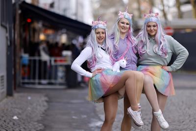 Weiberfastnacht in K?ln 2025-stock-foto