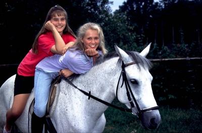 Bildnummer: 56808178  Datum: 01.07.1992  Copyright: imago/teutopress Neues vom S?derhof , ARD v.li.: Pamela Grosser mit Singa G?tgens 07/92 ue quer TV-Produktion Fernsehen Serie Szene Schauspiel KINDERSHOW drau?en ganz sitzend Pferd Tier l?chelnd People Shooting 02 xmk x0x 1992 quer  56808178 Date 01 07 1992 Copyright Imago  New of  ARD V left Pamela grand with Singa G?tgens 07 92 Ue horizontal TV Production Television Series Scene Acting Children show outside whole seated Horse Animal smiling Celebrities Shooting 02 xmk x0x 1992 horizontal-stock-foto