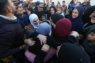 Palestinians prisoners are embraced by members of thier family at the European Hospital in Khan Yunis-stock-foto