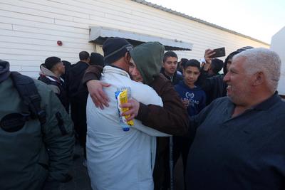 Palestinians prisoners are embraced by members of thier family at the European Hospital in Khan Yunis-stock-foto