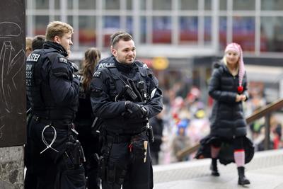 Weiberfastnacht in K?ln 2025-stock-foto