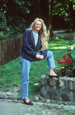 Bildnummer: 56806776  Datum: 01.07.1992  Copyright: imago/teutopressSinga G?tgens 07/92 ue hoch ganz stehend drau?en leger Jeans Jacke lachend Frau Fernsehen Schauspiel Serie blond langhaarig People 03 xmk x0x 1992 hoch  56806776 Date 01 07 1992 Copyright Imago  Singa G?tgens 07 92 Ue vertical whole standing outside casual Jeans Jacket laughing Woman Television Acting Series blond long haied Celebrities 03 xmk x0x 1992 vertical-stock-foto