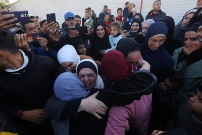 Palestinians prisoners are embraced by members of thier family at the European Hospital in Khan Yunis-stock-foto