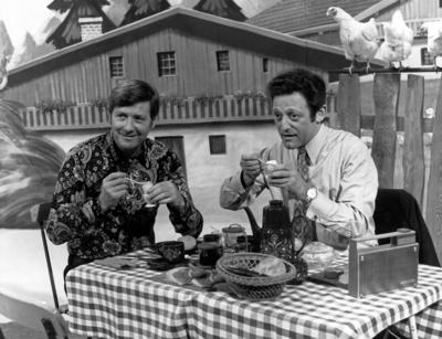 Ratefuchs Guido Baumann und Hans Rosenthal am Fr?hst?ckstisch in der Sendung Zwischenmahlzeit von Gi-stock-foto