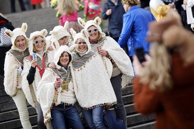 Weiberfastnacht in K?ln 2025-stock-foto