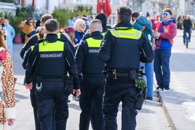 D?sseldorf 27.02.2025 Altweiber Fastnacht Altweiberfastnacht Karneval Ordnungsamt OSD Unterst?tzung der Polizei Streifen-stock-foto