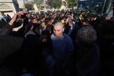 Palestinians prisoners are embraced by members of thier family at the European Hospital in Khan Yunis-stock-foto