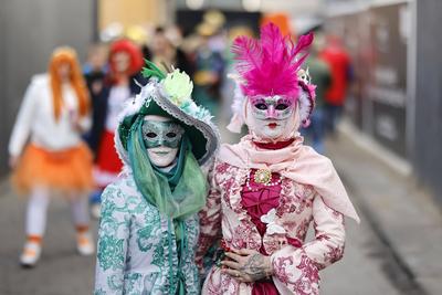 Weiberfastnacht in K?ln 2025-stock-foto