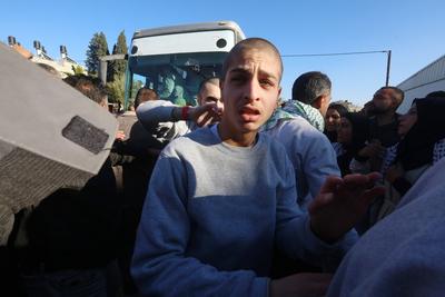 Palestinians prisoners are embraced by members of thier family at the European Hospital in Khan Yunis-stock-foto