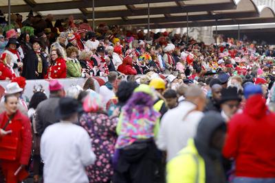 Weiberfastnacht in K?ln 2025-stock-foto