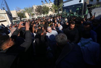 Palestinians prisoners are embraced by members of thier family at the European Hospital in Khan Yunis-stock-foto