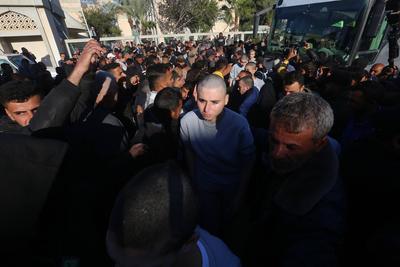 Palestinians prisoners are embraced by members of thier family at the European Hospital in Khan Yunis-stock-foto